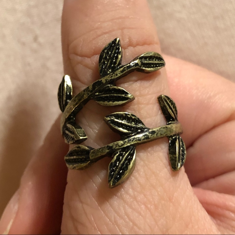 🌿 Hot Topic Leaf Ring 🌿